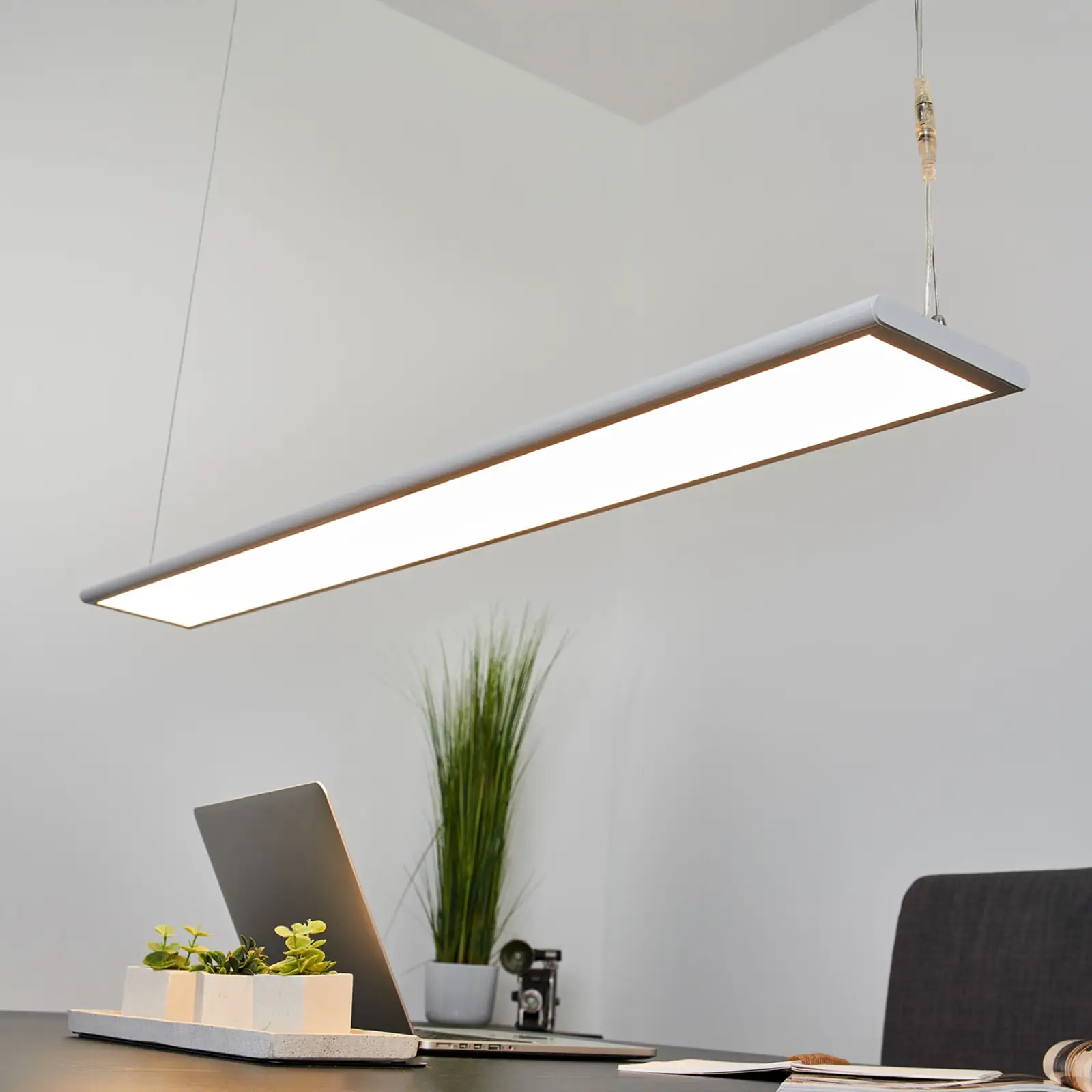 LED-Büro-Pendelleuchte vollständig über einem Arbeitsplatz