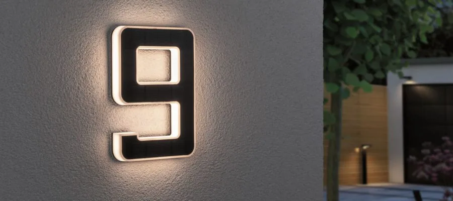 Beleuchtete Hausnummer an einer Außenwand