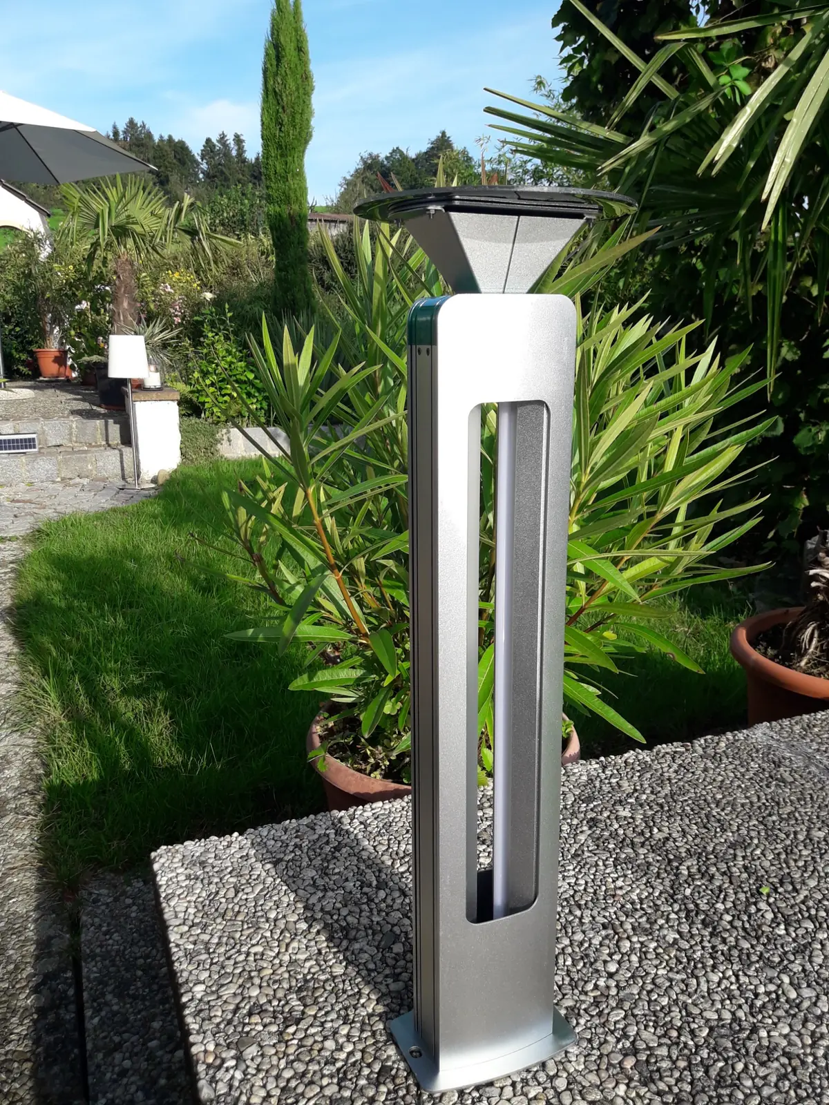 Vollständig abgebildete Solar-Wegeleuchte in einem Garten