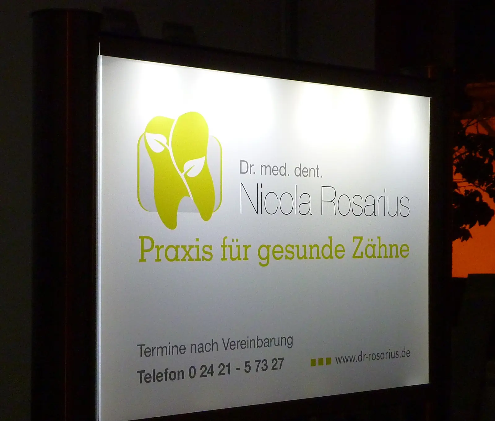 Solarbetriebenes Werbestandschild vollständig und beleuchtet abgebildet