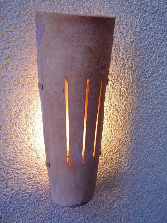 Mediterrane Terracotta-Wandleuchte vollständig abgebildet